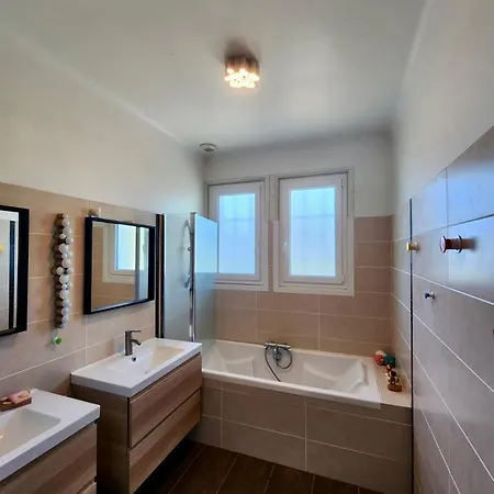Grande Maison Avec Jardin Nyaraló *